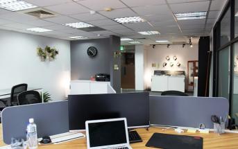 辦公室裝修效果圖：改造前后大不同！美感、效率兼顧的美式休閑辦公室