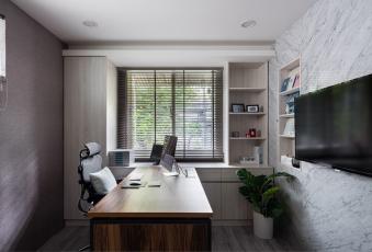辦公室裝修效果圖：25 坪長(zhǎng)型老屋全面重啟！休閑吧臺(tái)、旋轉(zhuǎn)書柜，待九個(gè)小時(shí)也不倦怠