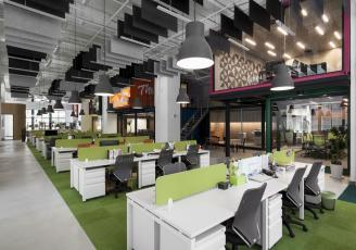 辦公室裝修設計:草皮綠意宛如大自然，在這上班我可以!