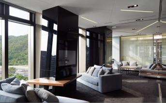 辦公室裝修設計:超豪華紅酒吧臺、遠眺綠意山景！讓人立刻想投簡歷的辦公室設計