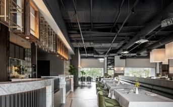 金屬與紳士綠的完美演繹！經(jīng)典西餐廳“雅室牛排”開(kāi)擴(kuò)嶄新食尚饗宴