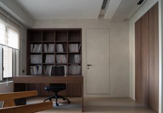 現(xiàn)代風(fēng)共享辦公室，透明玻璃書(shū)墻區(qū)隔空間、分享采光成空間焦點(diǎn)