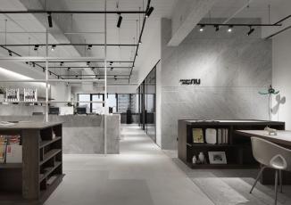 時(shí)尚裸設(shè)計(jì)無(wú)限延伸 玻璃、層板展示收納創(chuàng)造簡(jiǎn)約現(xiàn)代工作室 