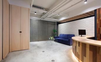 我的行事風(fēng)格就是不呆板！25 年老屋蛻變?yōu)楠?dú)特工業(yè)風(fēng)辦公室 